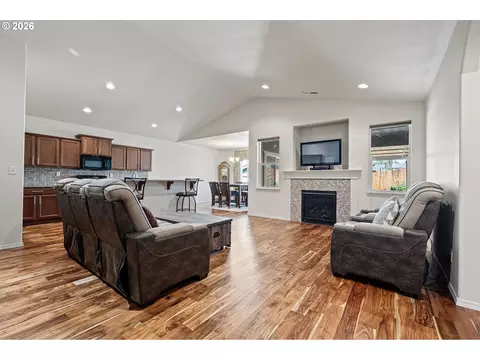 Living - 5460 Pinehurst St, Springfield, OR 97478 photo 1 of 4