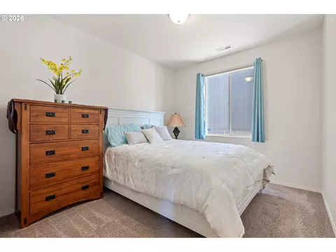 Bedroom - 5460 Pinehurst St, Springfield, OR 97478 photo 4 of 7