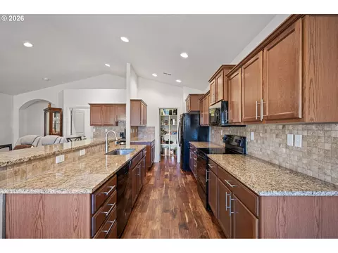 Kitchen - 5460 Pinehurst St, Springfield, OR 97478 photo 1 of 6