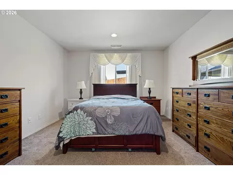 Bedroom - 5460 Pinehurst St, Springfield, OR 97478 photo 2 of 7