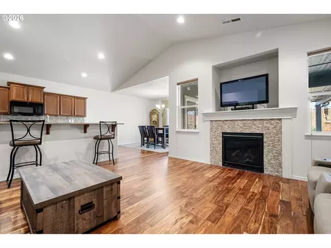 Living - 5460 Pinehurst St, Springfield, OR 97478 photo 3 of 4