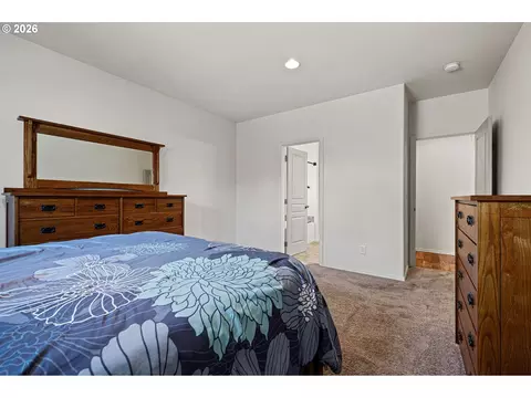 Bedroom - 5460 Pinehurst St, Springfield, OR 97478 photo 3 of 7