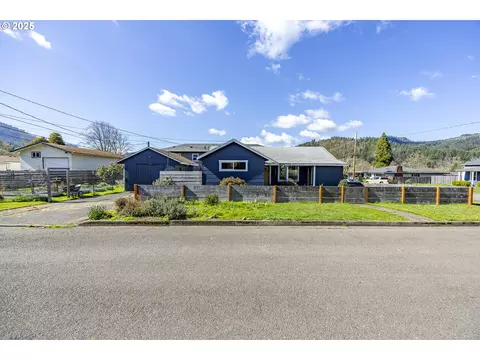 303 Kent St, Drain, OR 97435