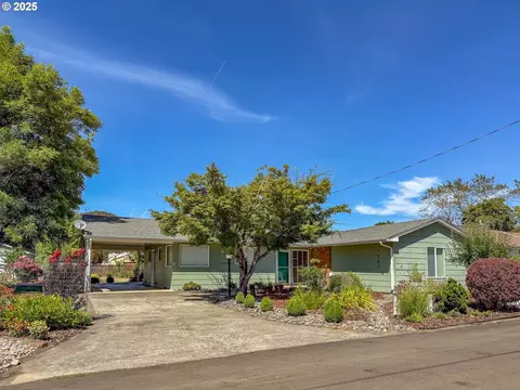 1440 NW Ulrich Ct, Roseburg, OR 97471