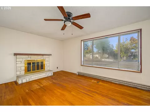 Living - 929 18th St, Springfield, OR 97477 photo 2 of 3