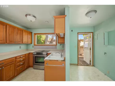 Kitchen - 929 18th St, Springfield, OR 97477 photo 1 of 2