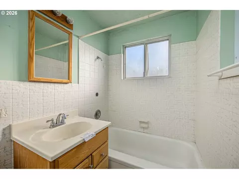 Bath - 929 18th St, Springfield, OR 97477 photo 1 of 1