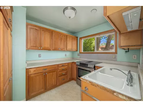 Kitchen - 929 18th St, Springfield, OR 97477 photo 2 of 2