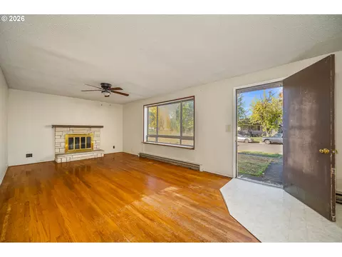 Living - 929 18th St, Springfield, OR 97477 photo 1 of 3