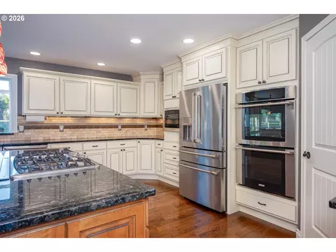Kitchen - 7326 SE Cottrell Rd, Gresham, OR 97080 photo 2 of 7