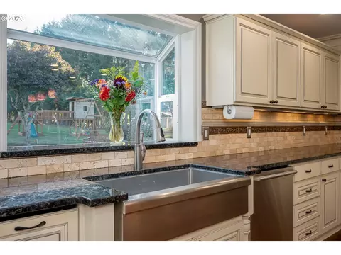 Kitchen - 7326 SE Cottrell Rd, Gresham, OR 97080 photo 6 of 7