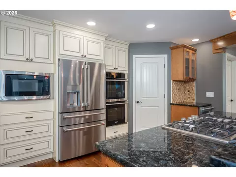 Kitchen - 7326 SE Cottrell Rd, Gresham, OR 97080 photo 4 of 7