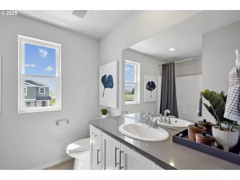 668 Pickering Ln, Woodburn, OR 97071