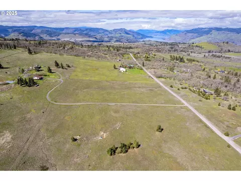 7310 Wagon Rd W, Mosier, OR 97040