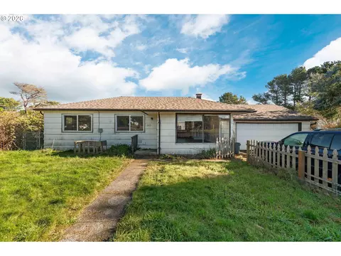 1015 Franklin Ave, Bandon, OR 97411