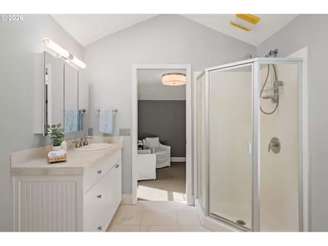 Bath - 1847 Orchard St, Eugene, OR 97403 photo 3 of 5