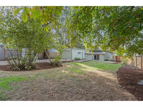 Exterior - 1847 Orchard St, Eugene, OR 97403 photo 7 of 10