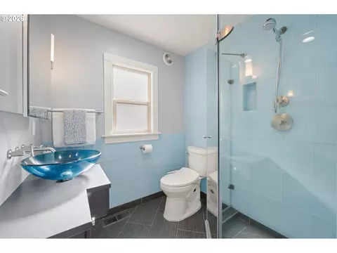 Bath - 1847 Orchard St, Eugene, OR 97403 photo 4 of 5