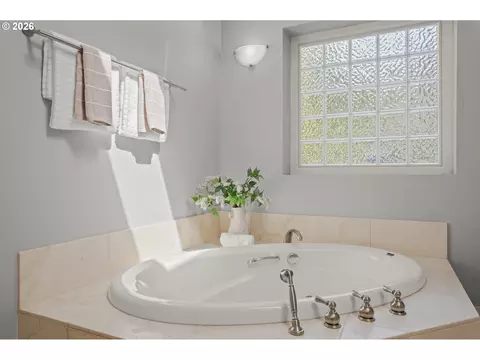 Bath - 1847 Orchard St, Eugene, OR 97403 photo 2 of 5