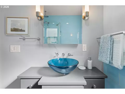 Bath - 1847 Orchard St, Eugene, OR 97403 photo 5 of 5