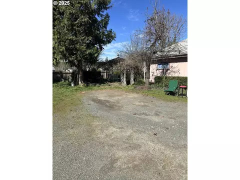 675 N 16th St, Cottage Grove, OR 97424