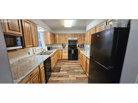 Kitchen - 11354 Highway 36, Mapleton, OR 97453 photo 1 of 2