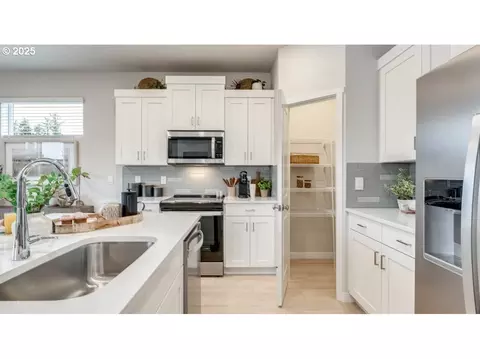 3688 SW Eleven Mile Ave, Gresham, OR 97080 photo 12