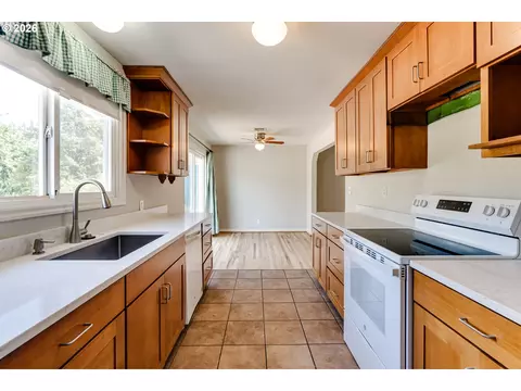 Kitchen - 875 W 18th Ave, Eugene, OR 97402 photo 3 of 4