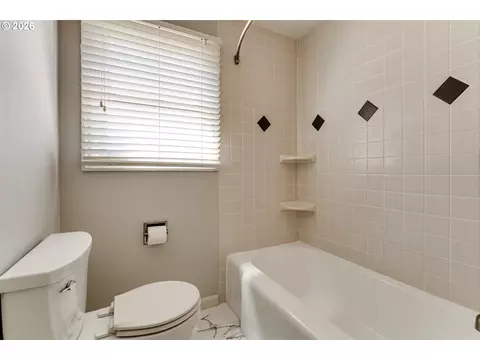Bath - 875 W 18th Ave, Eugene, OR 97402 photo 2 of 5
