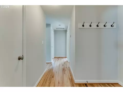 Entry Way - 875 W 18th Ave, Eugene, OR 97402 photo 2 of 3