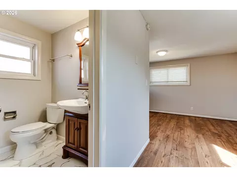 Bath - 875 W 18th Ave, Eugene, OR 97402 photo 4 of 5