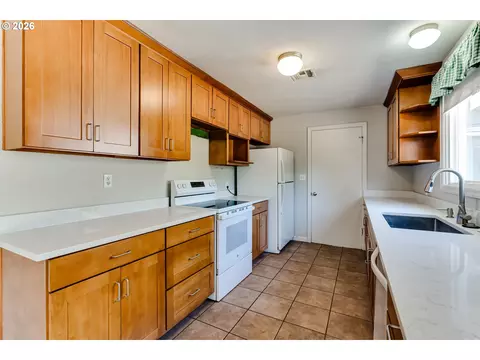 Kitchen - 875 W 18th Ave, Eugene, OR 97402 photo 2 of 4