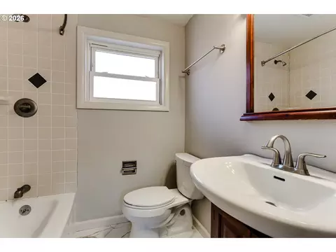 Bath - 875 W 18th Ave, Eugene, OR 97402 photo 5 of 5