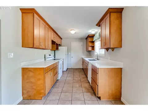 Kitchen - 875 W 18th Ave, Eugene, OR 97402 photo 1 of 4