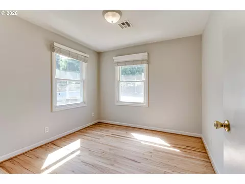 Bedroom - 875 W 18th Ave, Eugene, OR 97402 photo 1 of 8