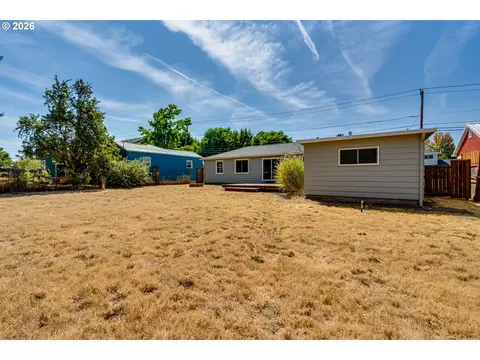 Exterior - 875 W 18th Ave, Eugene, OR 97402 photo 5 of 7