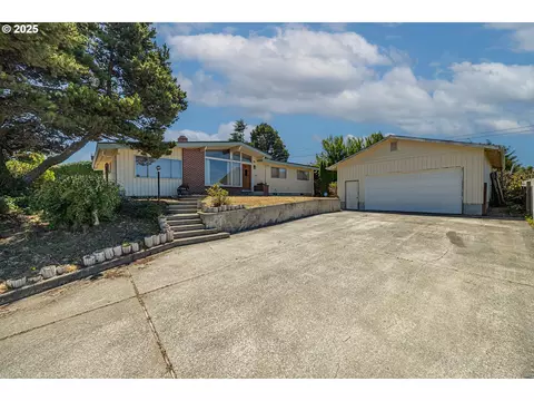 1900 Grant St, North Bend, OR 97459