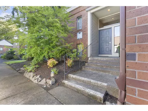 14915 NE Sacramento St #14, Portland, OR 97230