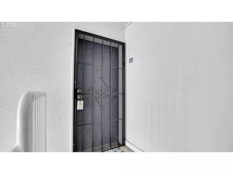 Entry Way - 4614 W Powell Blvd #258, Gresham, OR 97030 photo 5 of 5