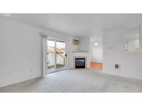 Living - 4614 W Powell Blvd #258, Gresham, OR 97030 photo 1 of 4