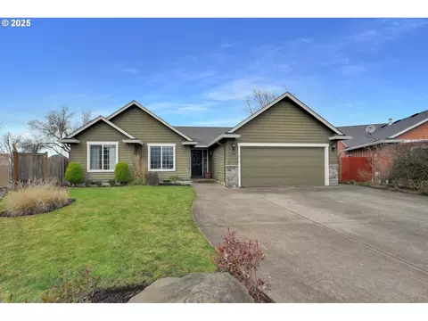 958 S 9th St, Harrisburg, OR 97446