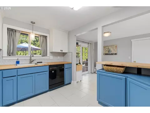 Kitchen - 2160 SE Paloma Dr, Gresham, OR 97080 photo 4 of 4