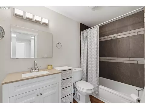 Bath - 2160 SE Paloma Dr, Gresham, OR 97080 photo 2 of 2