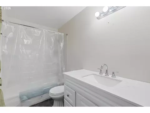 Bath - 2160 SE Paloma Dr, Gresham, OR 97080 photo 1 of 2