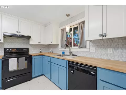 Kitchen - 2160 SE Paloma Dr, Gresham, OR 97080 photo 3 of 4