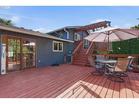 Exterior - 2160 SE Paloma Dr, Gresham, OR 97080 photo 4 of 19