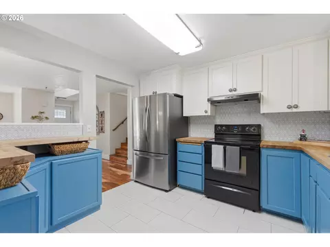 Kitchen - 2160 SE Paloma Dr, Gresham, OR 97080 photo 2 of 4