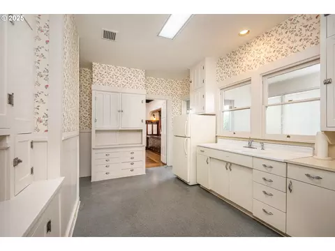 Kitchen - 990 W 7th Ave, Eugene, OR 97402 photo 1 of 1