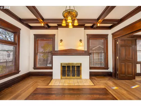 Living - 990 W 7th Ave, Eugene, OR 97402 photo 4 of 5
