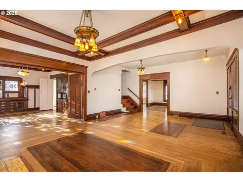 Living - 990 W 7th Ave, Eugene, OR 97402 photo 1 of 5